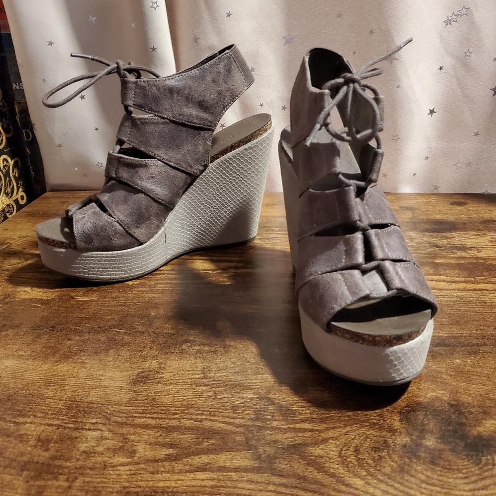 Vera Wang wedges